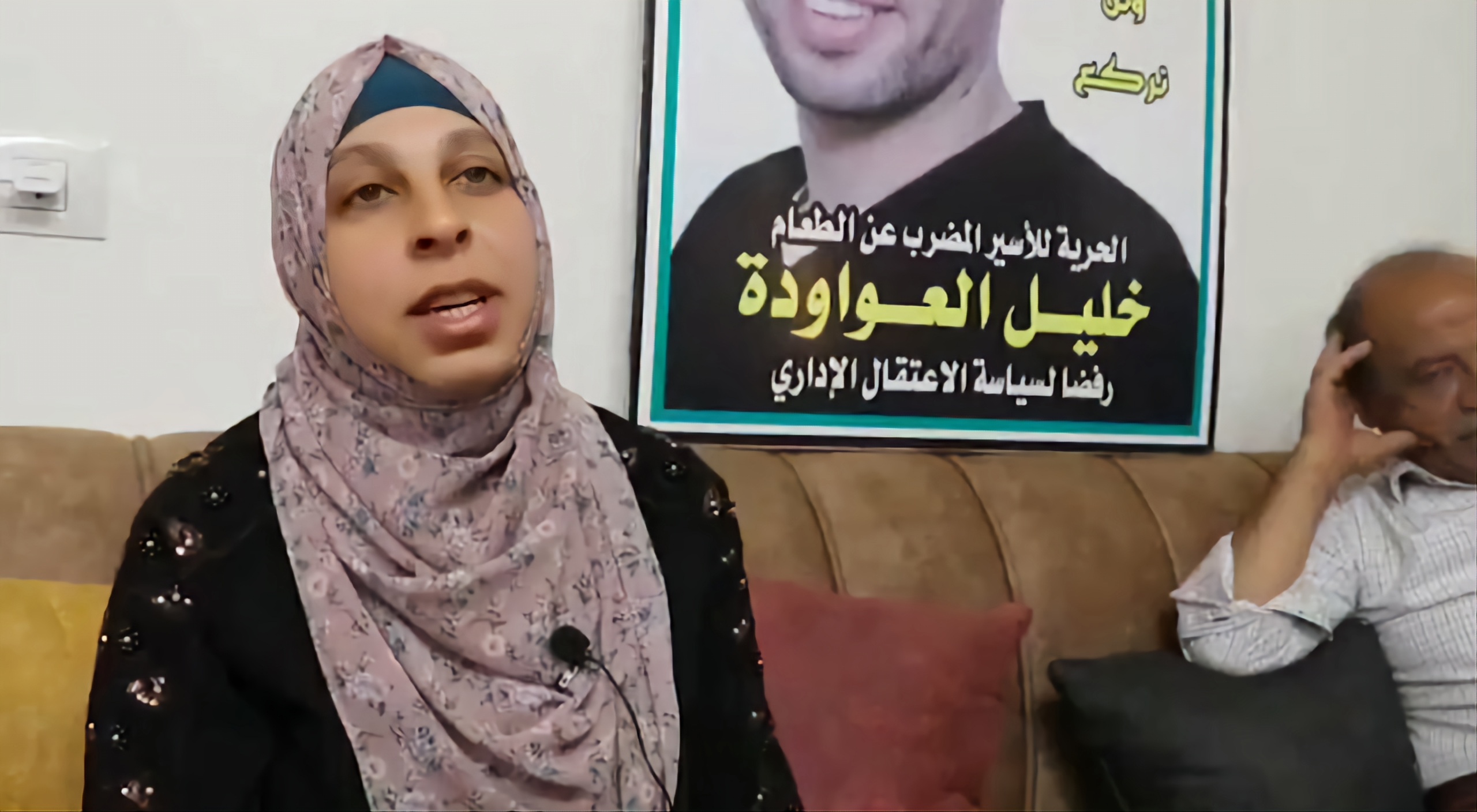 Israël empêche l'épouse du détenu gréviste , Khalil Al-Awawdeh, de lui rendre visite