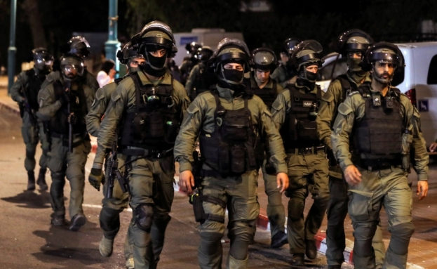 La police israélienne attaque une veillée de soutien à Al-Aqsa à l'intérieur des territoires de 1948 et arrête des manifestants.