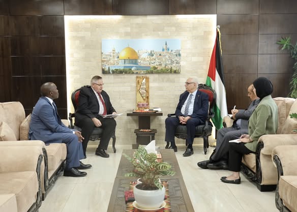 Le ministre de la Santé discute avec le directeur exécutif adjoint du Fonds des Nations Unies pour la population du soutien au secteur de la santé en Palestine.
