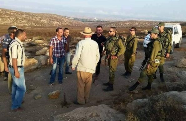 Des colons ferment une route menant à Masafer Yatta, au sud d'Hébron