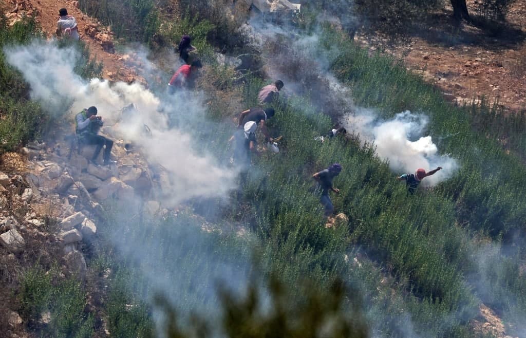 Des dizaines de cas d’asphyxie lors de la répression d’une marche anticolonialisme à Masafer Yatta  