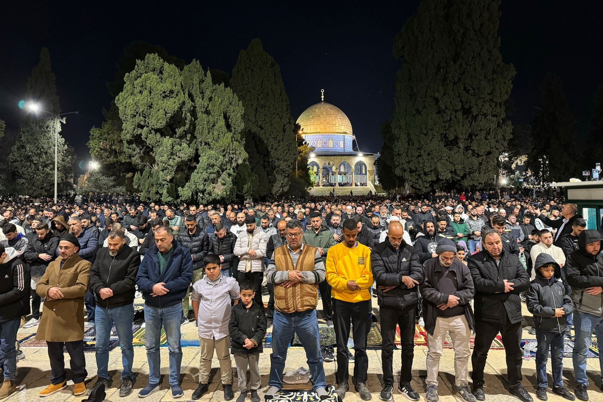 90 000 fidèles accomplissent les prières du soir et de Tarawih dans la mosquée bénie Al-Aqsa à Jérusalem occupée