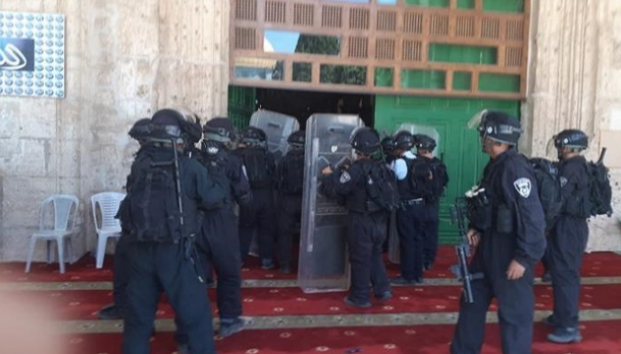 Les forces d’occupation israéliennes arrêtent 25 Palestiniens à Jérusalem occupée