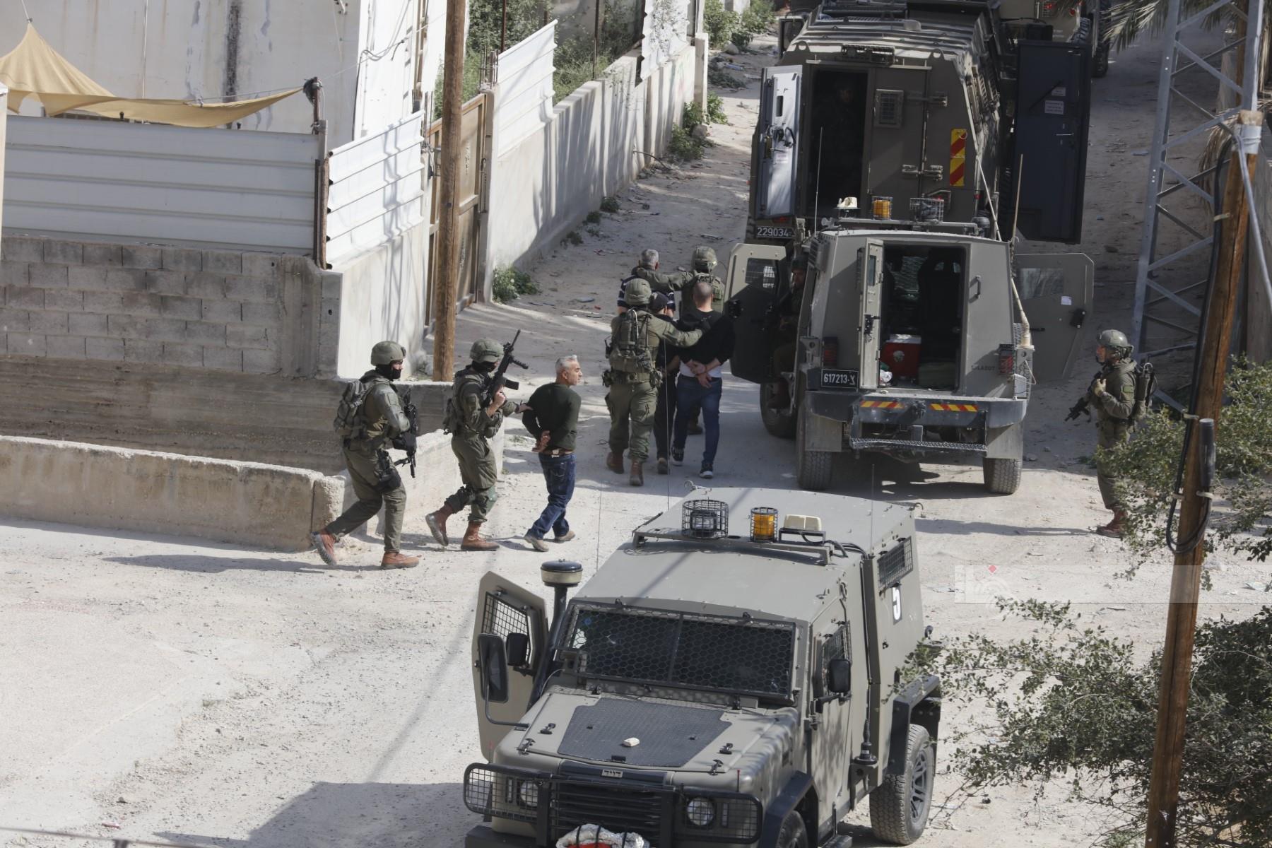 Les descentes israéliennes en diverses zones aboutissent à la blessure des Palestiniens et à la détention des autres 