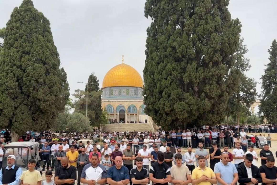 30 000 Palestiniens effectuent la prière du vendredi à Al-Aqsa malgré restrictions israéliennes