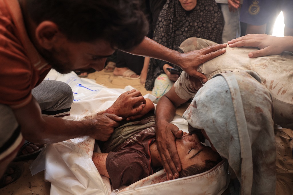 Le bilan du massacre de l'occupation à Mawasi Khan Yunis s'élève à 90 martyrs