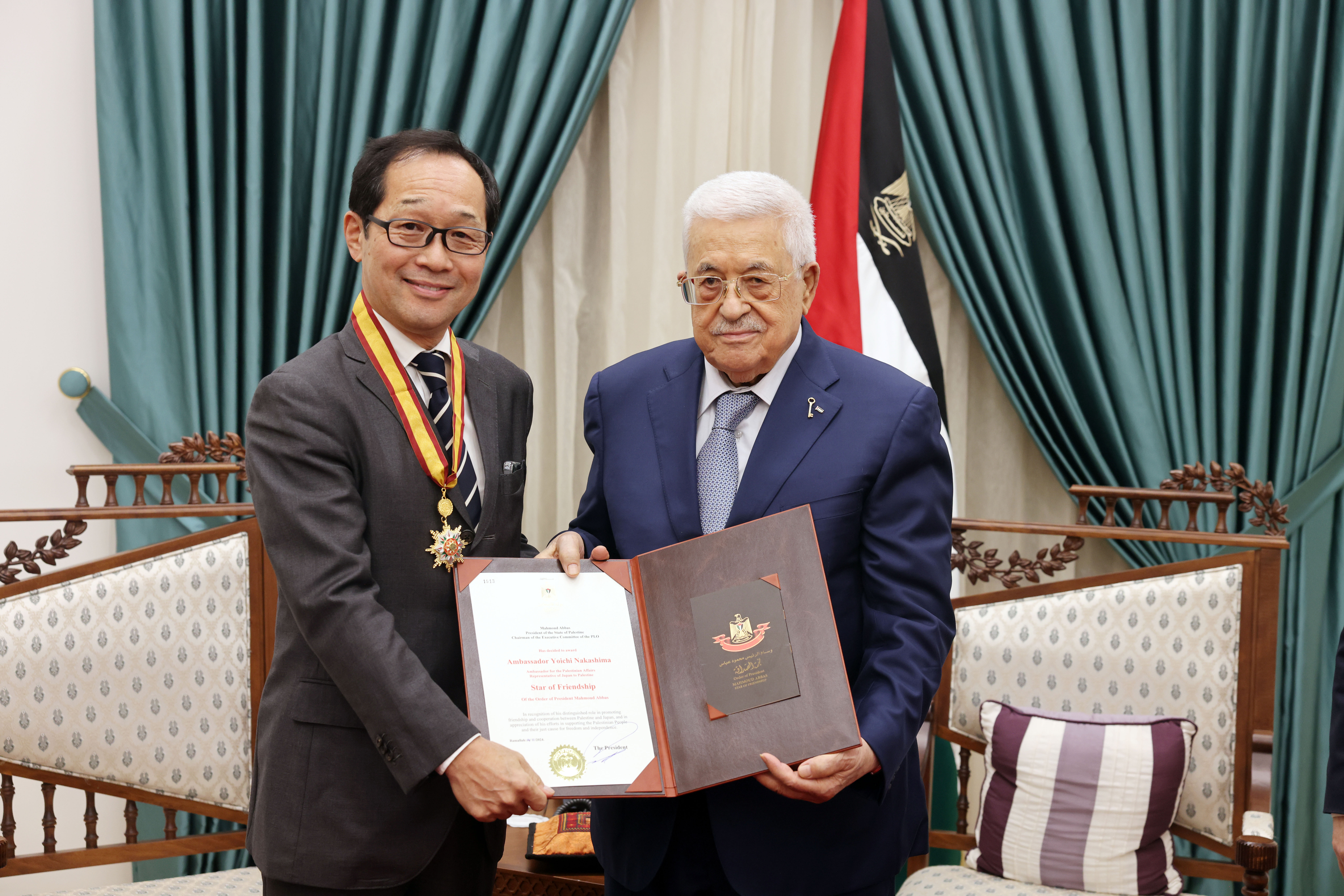 Le président Abbas remet à l'ambassadeur du Japon la médaille de l'Étoile de l'amitié