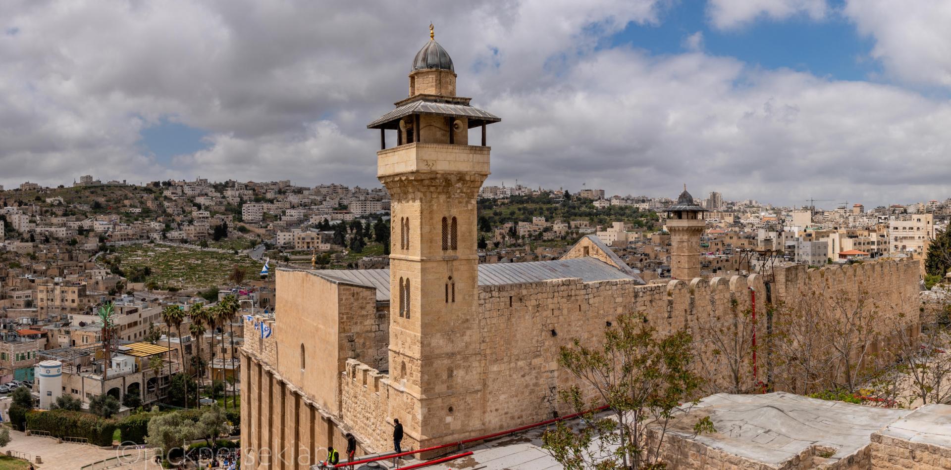 Dotations : Dans un dangereux précédent, l'occupation place des serrures sur toutes les portes des pièces de la mosquée Ibrahimi