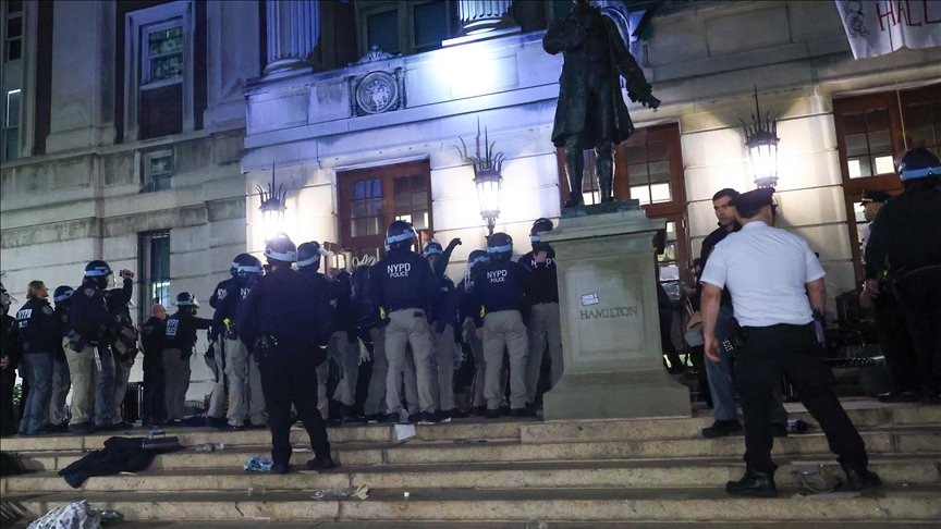 Des dizaines de pro-palestiniens arrêtés après que la police ait dégagé le bâtiment de l'université de Columbia