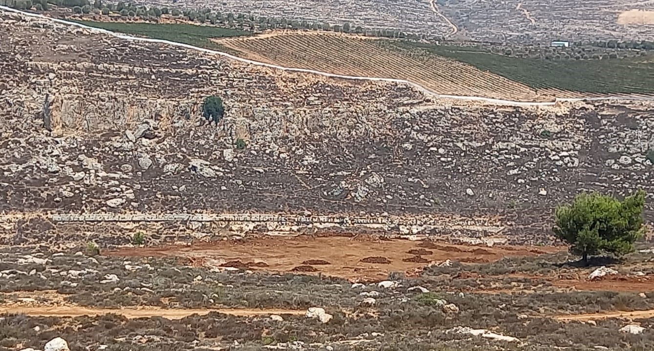 L'occupation rase des terres au bulldozer à Sinjil en vue d'ériger un mur de barbelés