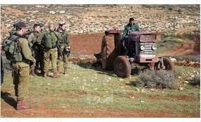 Les forces d’occupation rasent des terres et empêchent un citoyen de rénovation sa maison.