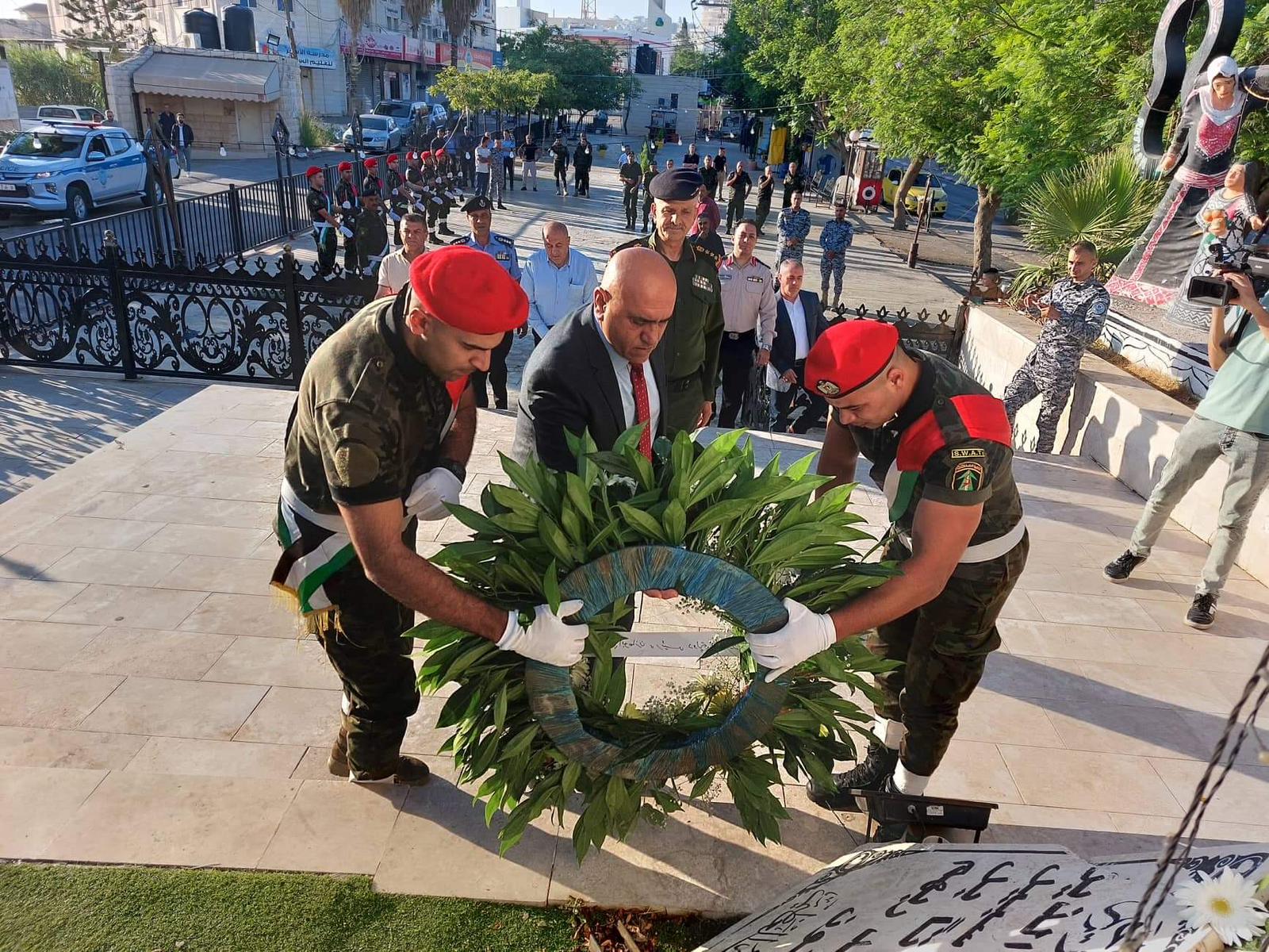 Au nom du président : Les Gouverneurs de Jénine et Tubas déposent une couronne de fleur sur les tombeaux des martyrs