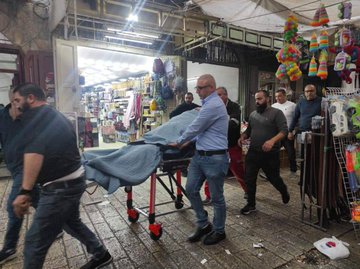 Les forces d’occupation israéliennes agressent sauvagement un Palestinien et sa mère à Hébron
