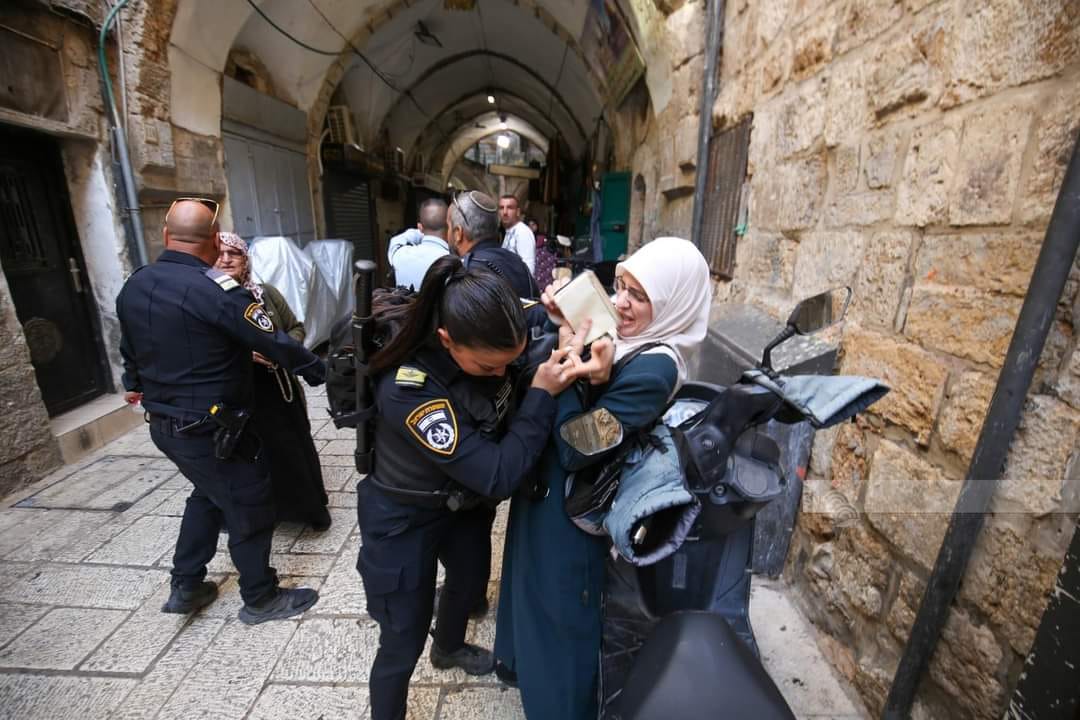 Des colons profanent la mosquée d’Al-Aqsa et les forces d’occupation agressent des femmes palestiniennes 