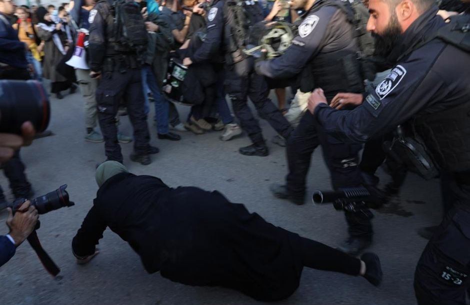 Les forces d’occupation israéliennes agressent sauvagement des jeunes Palestiniens dans le quartier de Shaikh Jarrah à Jérusalem occupée
