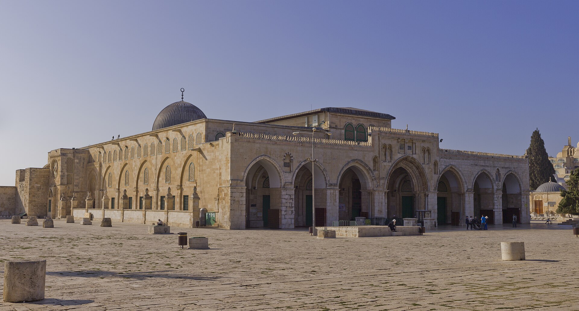  Les forces israéliennes envahissent la Mosquée Al-Aqsa  