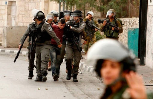 La police israélienne arrête deux Palestiniens à Jérusalem occupée