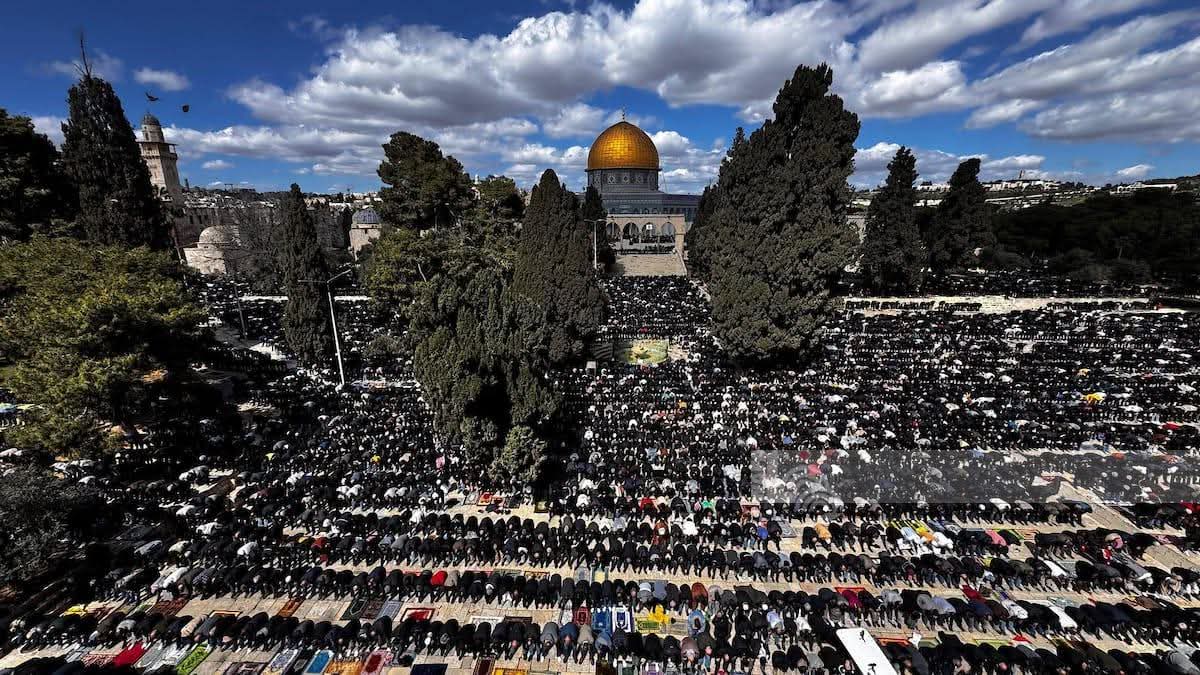 100 000 fidèles prient à Al-Aqsa pour le deuxième vendredi du Ramadan malgré les restrictions