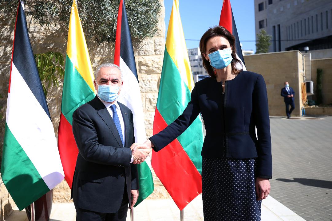 Shtayyeh informe la Présidente du Parlement de Lituanie des violations de l’occupation  