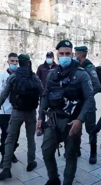 L'occupation empêche des palestiniens à jeun de prendre leur petit-déjeuner près d'Al-Aqsa 