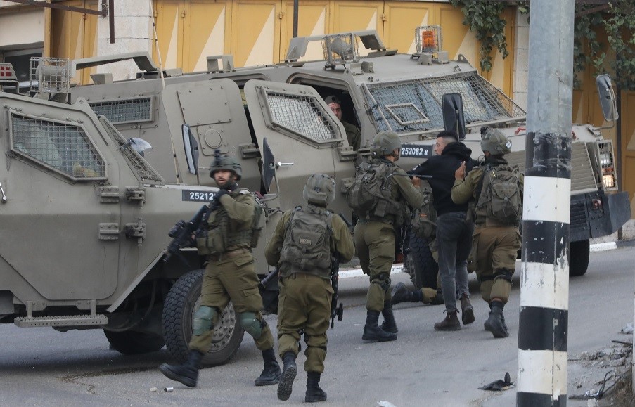 Au moins 10 Palestiniens capturés par les forces d'occupation en Cisjordanie