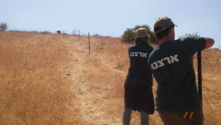 Dans un nouveau vol de terres palestiniennes, des colons clôturent une vaste zone dans la vallée du Jourdain