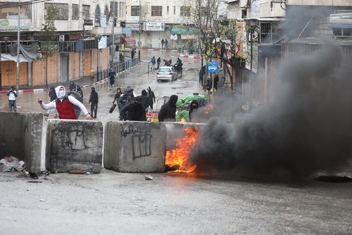 Un Palestinien blessé et d'autes cas d'asphyxie par l'occupation à Hébron et Tulkarem 