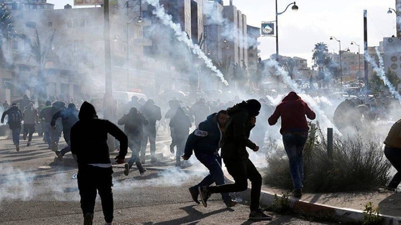 L’armée israélienne réprime une marche de solidarité avec les prisonniers et cause plusieurs cas d’asphyxie à Hébron