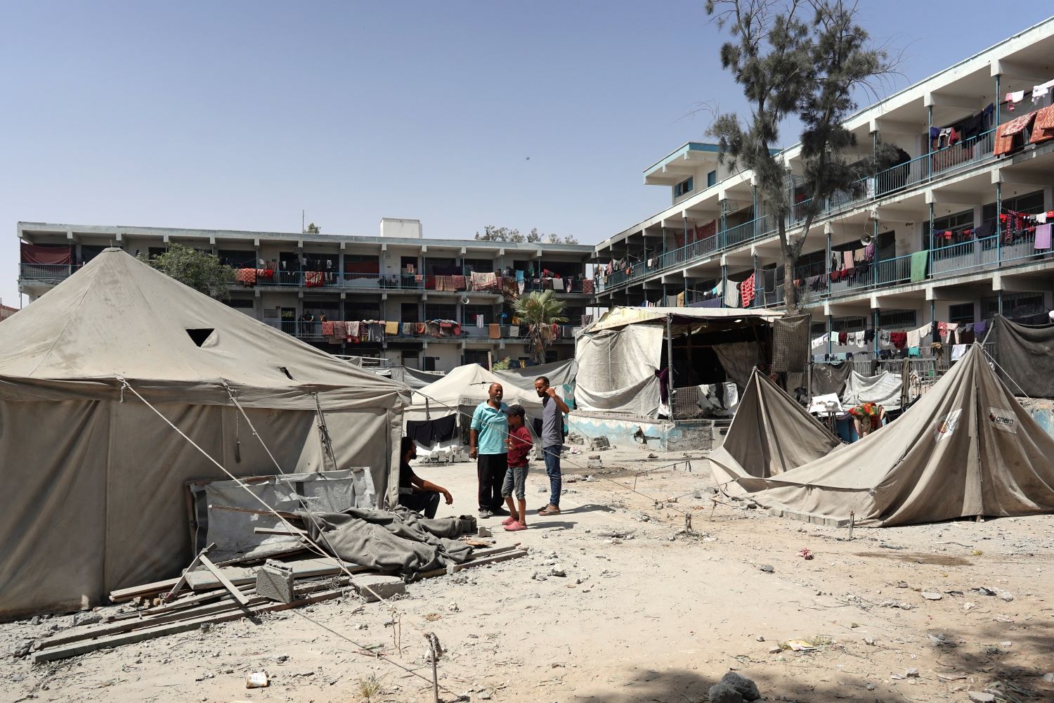 Davantage de victimes civiles alors qu'Israël bombarde une école abritant des déplacés à Gaza