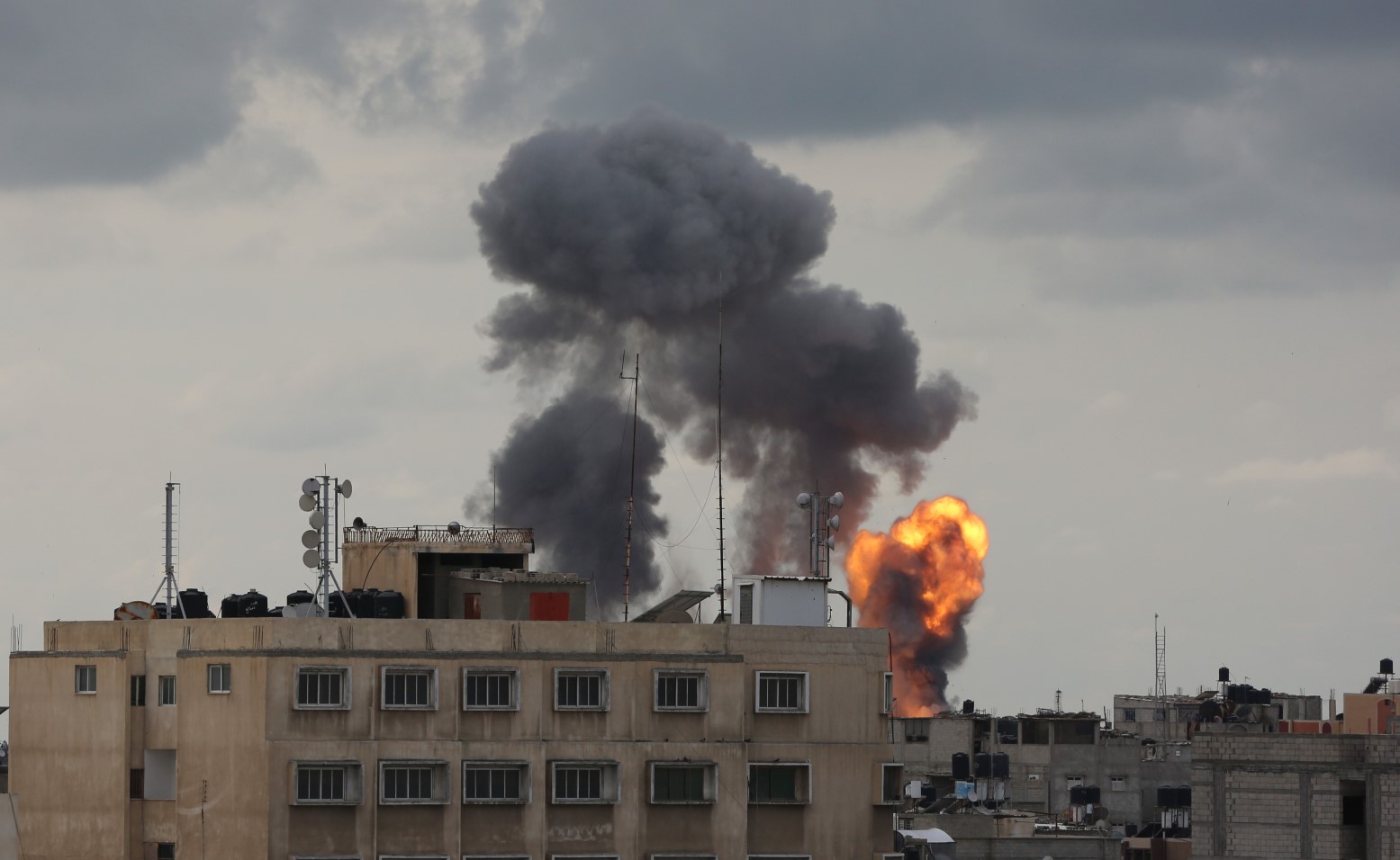 Israël frappe la bande de Gaza, entraînant des dégâts aux propriétés des palestiniens 