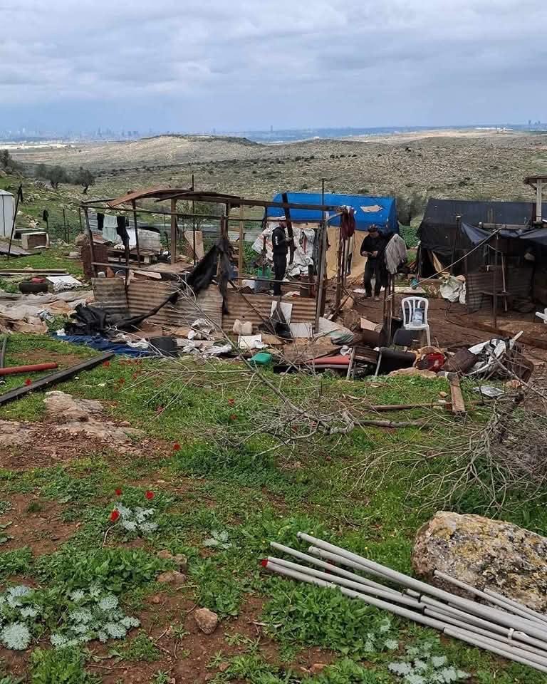 Les forces de l’occupation obligent une famille palestinienne à quitter sa terre 