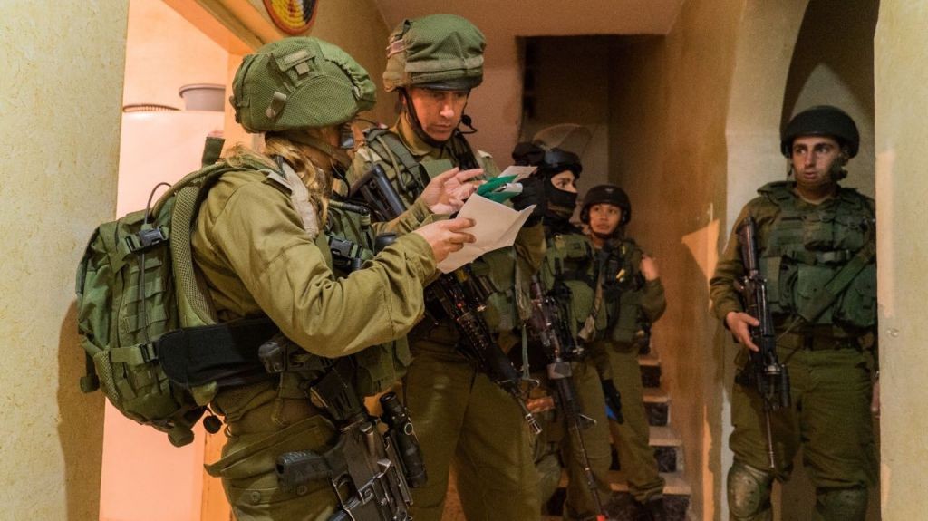 Les forces d’occupation prennent les mesures du domicile d’un martyr palestinien, prélude pour le démolir