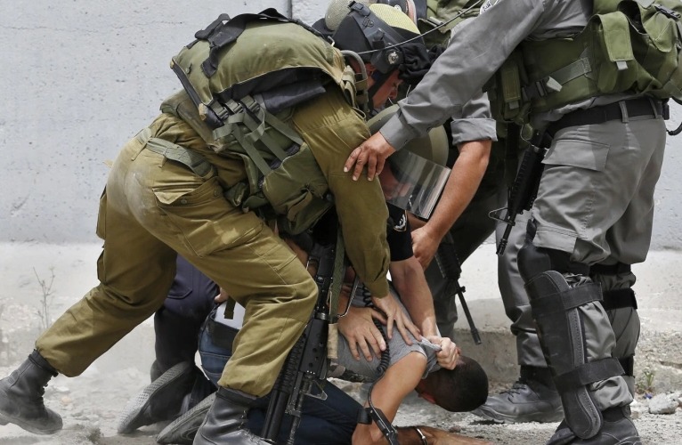 Les forces d’occupation torturent et agressent brutalement des jeunes Palestiniens lors de leur arrestation