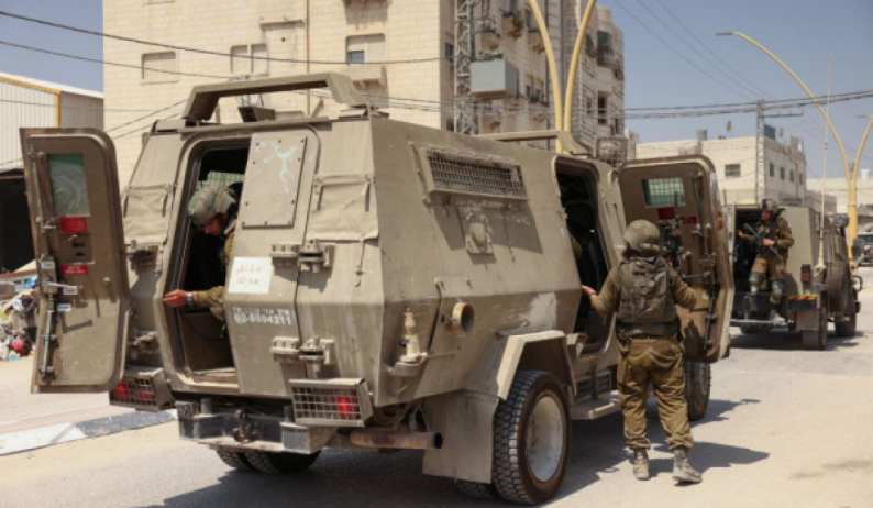 L'armée d’occupation saisit 3 véhicules et menace les citoyens de mort au sud d’Hébron