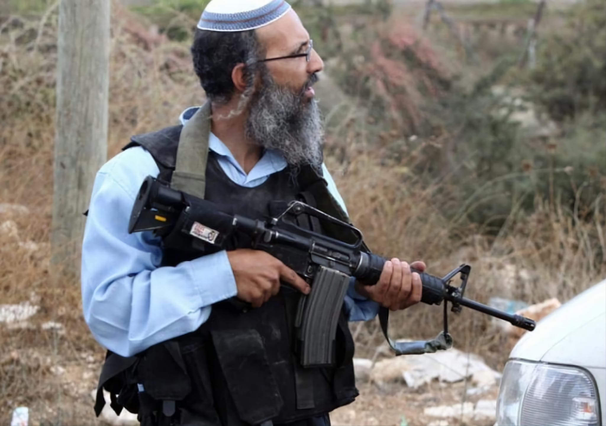 Un Palestinien blessé par un colon israélien déguisé en uniforme militaire près d'Hébron