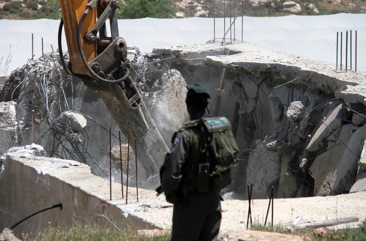 L'occupation démolit une station de lavage et ravage une terre près de Jérusalem 
