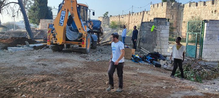 Les forces d’occupation prennent d’assaut Jérusalem et rasent des terres 