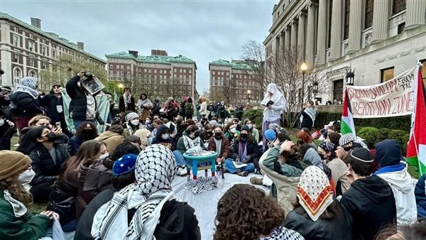 La police américaine réprime par force un sit-in contre l'agression contre Gaza à l'Université de Virginie, arrête un certain nombre de militants solidaires