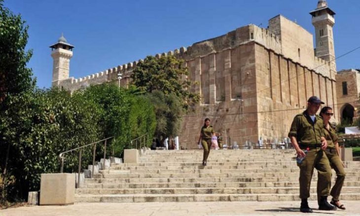 L'occupation installe une cabine de fer à côté de la Mosquée Al-Ibrahimi  