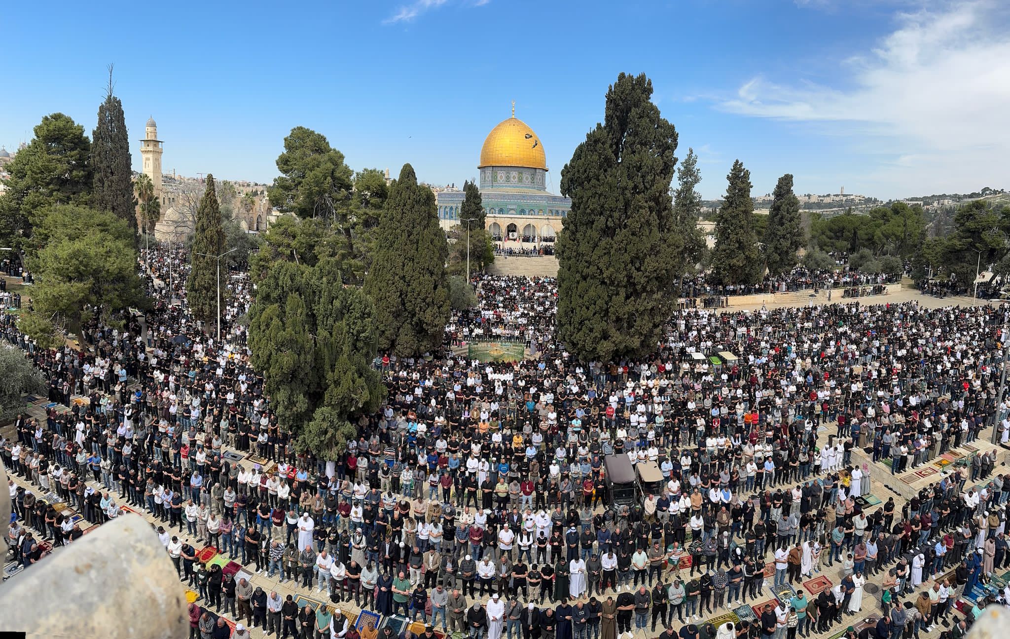 Malgré les restrictions, 80 000 personnes assistent à la prière du deuxième vendredi du Ramadan à Al-Aqsa