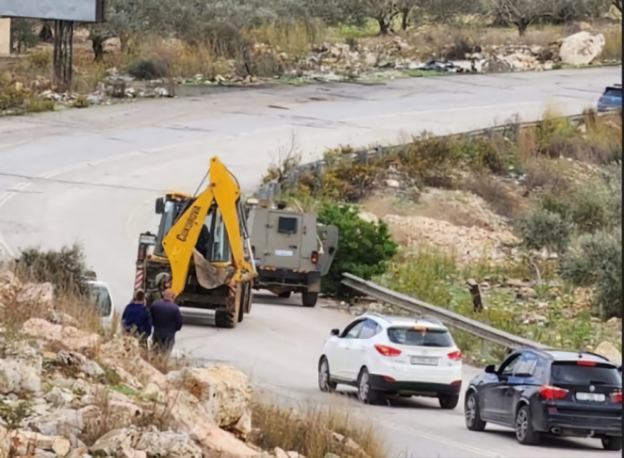 L’armée d’occupation s’empare des engins lourds appartenant à une municipalité à Hébron