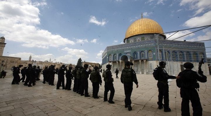 Des colons et des membres de la police d'occupation prennent d'assaut les mosquées Al-Aqsa et Al-Marwani
