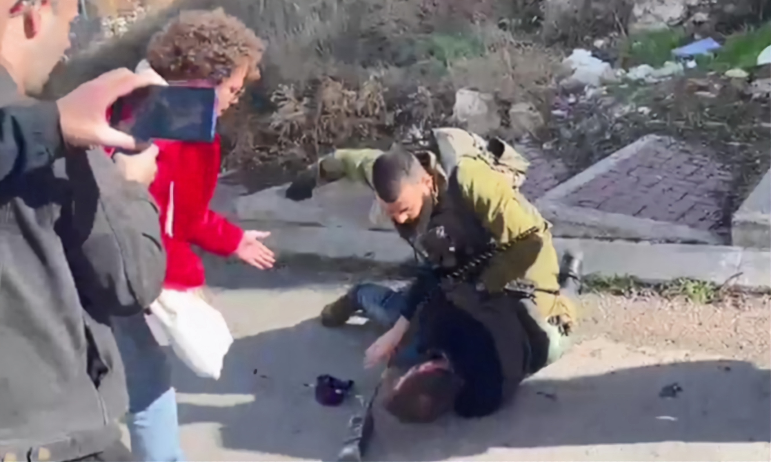 Les forces d'occupation attaquent des militants anti-colonisation et capturent 3 personnes solidaires à Hébron 