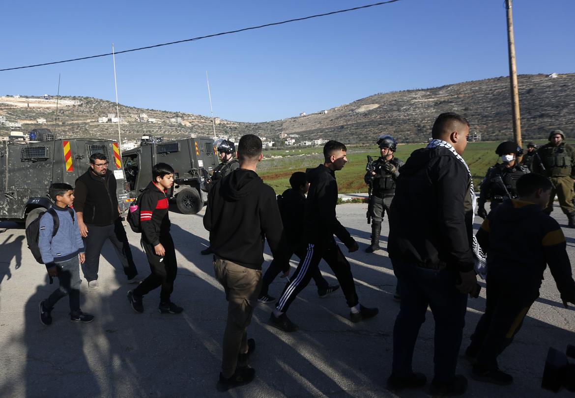 Les forces israéliennes attaquent des élèves à Al-Khader, près de Bethléem