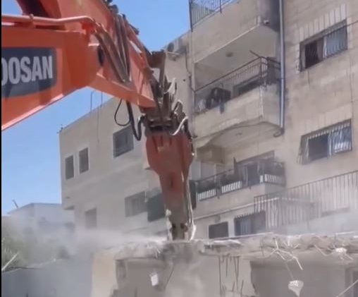 Jérusalem : une nouvelle famille palestinienne perd son abri par l’occupation 