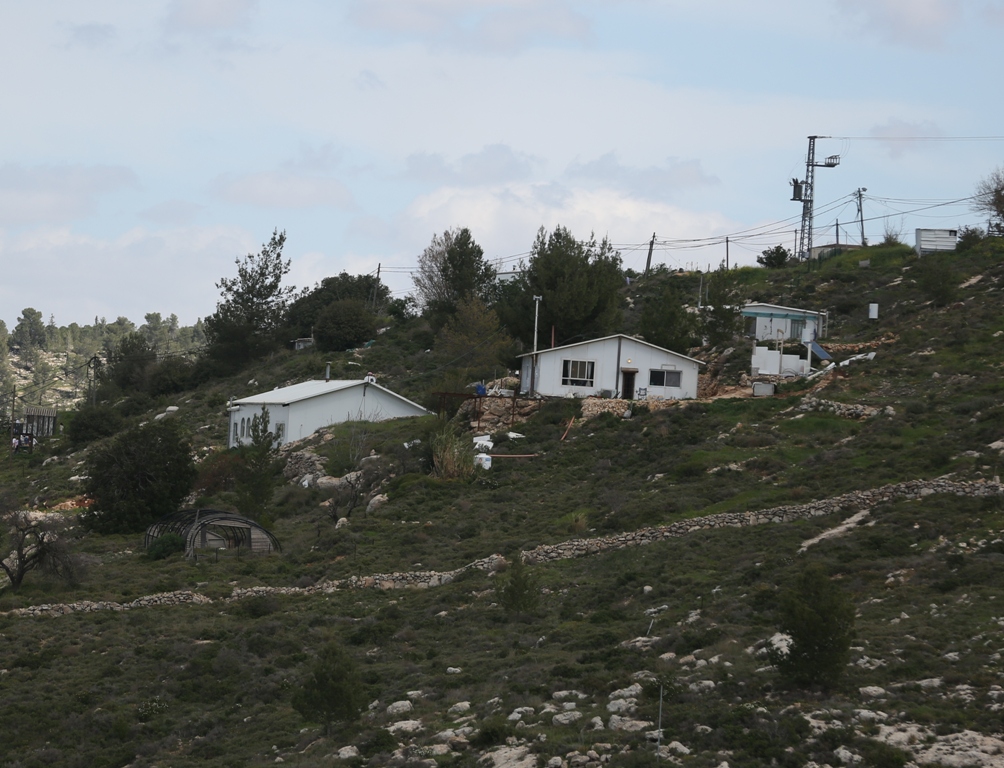 Des colons construisent un avant-poste au nord de Ramallah