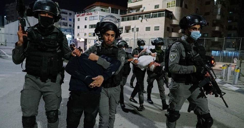 L’armée israélienne 'occupation arrête 3 jeunes Palestiniens à Jérusalem alors qu’ils affrontaient l'attaque des colons