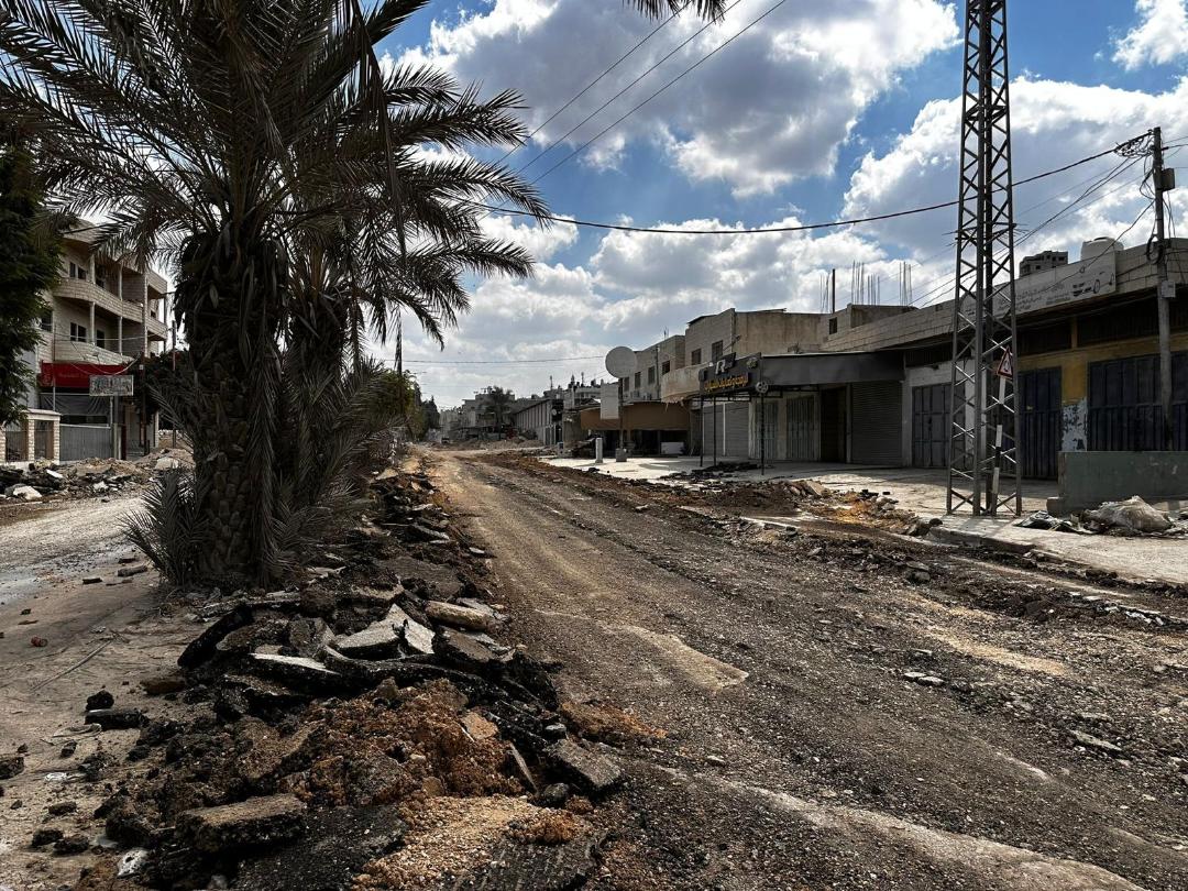 L’armée israélienne  brûle  plusieurs maisons et poursuit son agression contre le camp de Nour Shams, à l'est de Tulkarem.