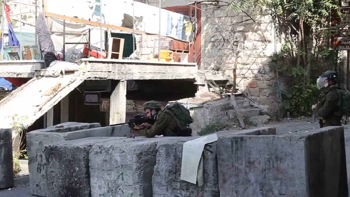 Deux blessés par balles réelles et des cas d'étouffement lors d'affrontements avec les forces d'occupation  à Hébron