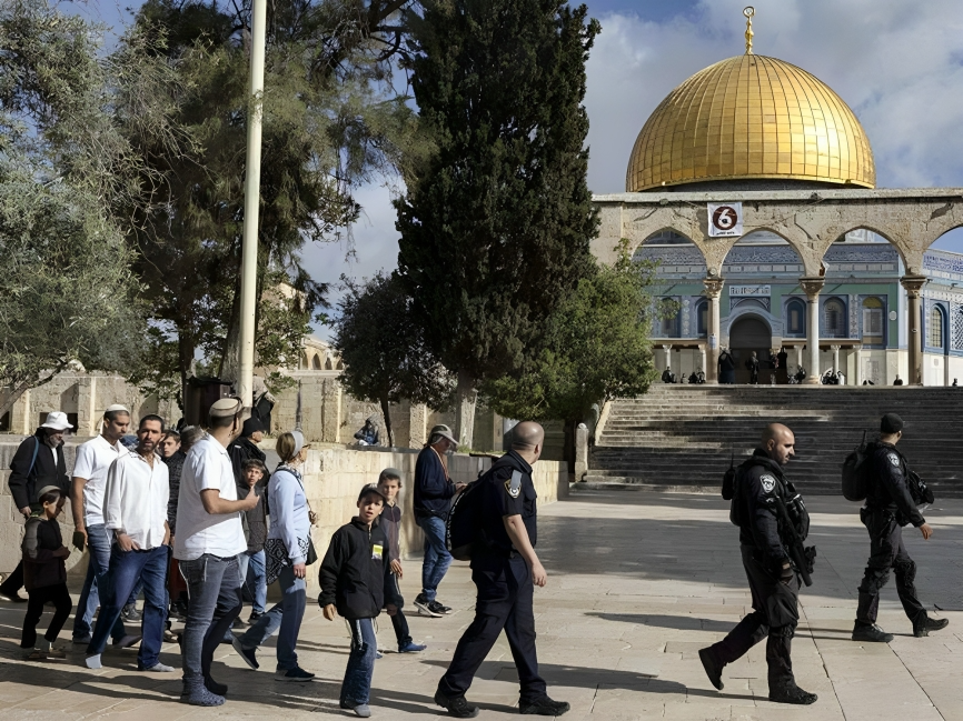 Des dizaines de colons israéliens profanent la mosquée Al-Aqsa